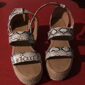 Python print platform sandals